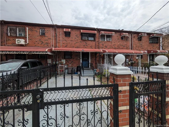 ATTACHED 3 BEDROOM, 1.5 BATHROOM TOWNHOUSE WITH FINISHED BASEMENT IN THE EAST NY SECTION OF BROOKLYN JUST WAITING FOR YOU TO MAKE IT YOURS. WELL PROPORTIONED ROOMS. GREAT LOCATION CENTRAL TO ALL. ENJOY OUTDOOR ACTIVITIES WITH A FENCED IN BACKYARD. COVERED REAR DECK. LEASED SOLAR PANELS CAN BE TRANSFERRED TO NEW OWNER.