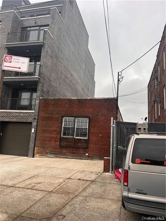 Street level retail / office space with a driveway and separate gated lot. Terrific location between Pelham Gardens and Williamsbridge neighborhoods.. Easy access to 95 and the Hutchinson Pkwy.