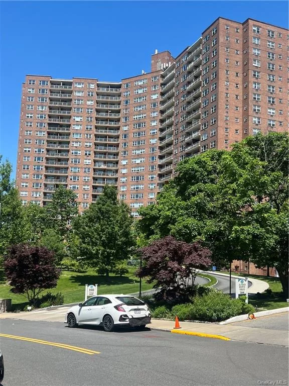Great Location, Lovely 1Br Co-op Unit for Sale with balcony close to school, shopping and transportation. Priced to Sell. Features include Health Club, Cafeteria, Pool, 24hrs Doorman and free shuttle to Metro North.