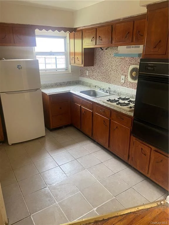 Three bedroom one bathroom apartment available for rent in the Baychester section of the Bronx close to public transportation.