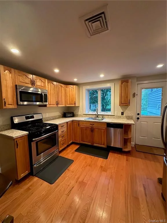 Blauvelt- One  bedroom apt. features updated kitchen and bath with private entrance and private washer and dryer. Landlord pays all utilities. Only1 parking spot