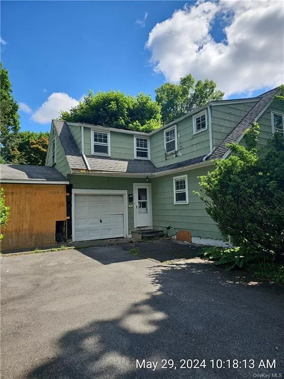 Come take a look at this 3 bed, 1.5 bath house centrally located. But before you can move in, you will need to do some work. So bring you hammer and nails and come make this house a home again. Don&rsquo;t Miss this one!