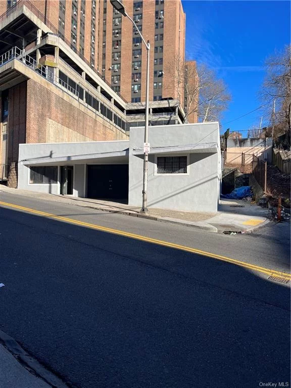 Approximately 2, 500 square feet of rental space for storage/warehouse/light manufacturing/perfect for contractor, awaits your creative touch. 5 minute walk to Metro North Station. Close to transportation, restaurant , shops , mass transit, easy to access highways