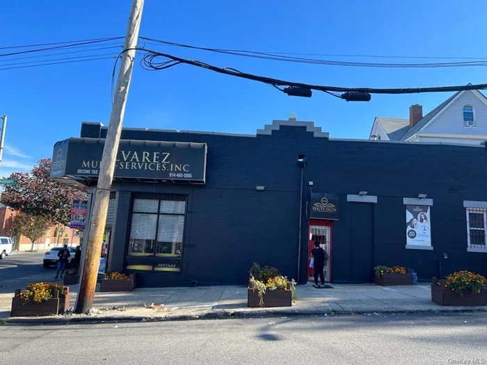 Beautiful office space in a high traffic area of Mount Vernon. The office space is a BOOTH within the office area. It has a beautiful common area for all the office space tenants for client meetings. This space has all utilities included. It comes with a monitor for a computer, desk, chairs, and it has a printer nearby.