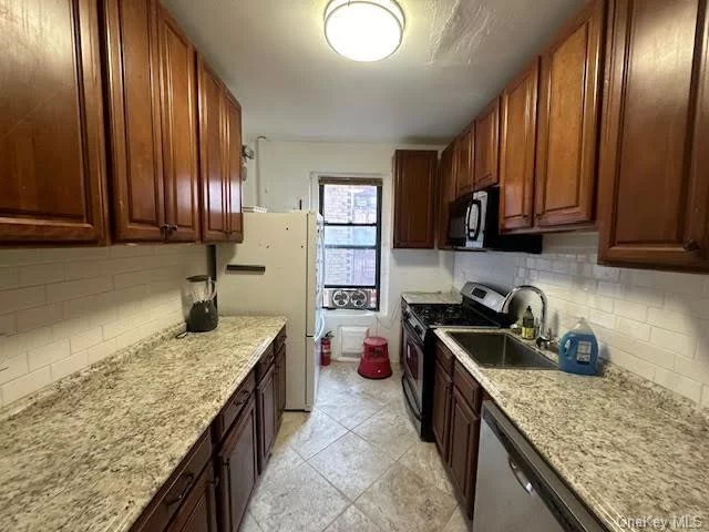 This large 3 bedroom 1 bath is ready to move in. located in a secure Coop building. The building is clean and quiet. Nice size kitchen, huge living room with 3 large bedrooms. Each room is spacious. A must see to appreciate. Previous rental was fully furnished. This unit can be delivered in either option furnished or unfurnished.