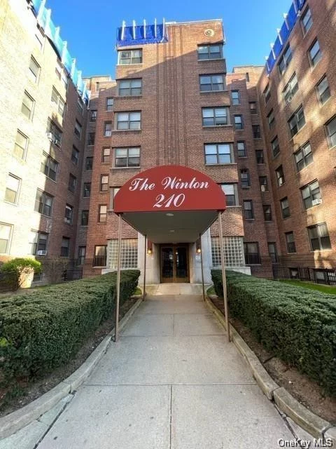 FULLY AVAILABLE - Very nice Studio Apartment located in center of downtown White Plains arts, movie theatre, restaurants and shopping. Hardwood Floor living room/ bedroomTenant to sign up with Cable company for cable and Internet, and Con Ed for electric and gas. Credit Check of 650+ required. Tenant to provide W2, recent pay stubs, past 2 years of 1040s and references. Subject to Board Approval. Tenant to Provide One month&rsquo;s Rent and One month&rsquo;s Security and Renters&rsquo; Insurance.