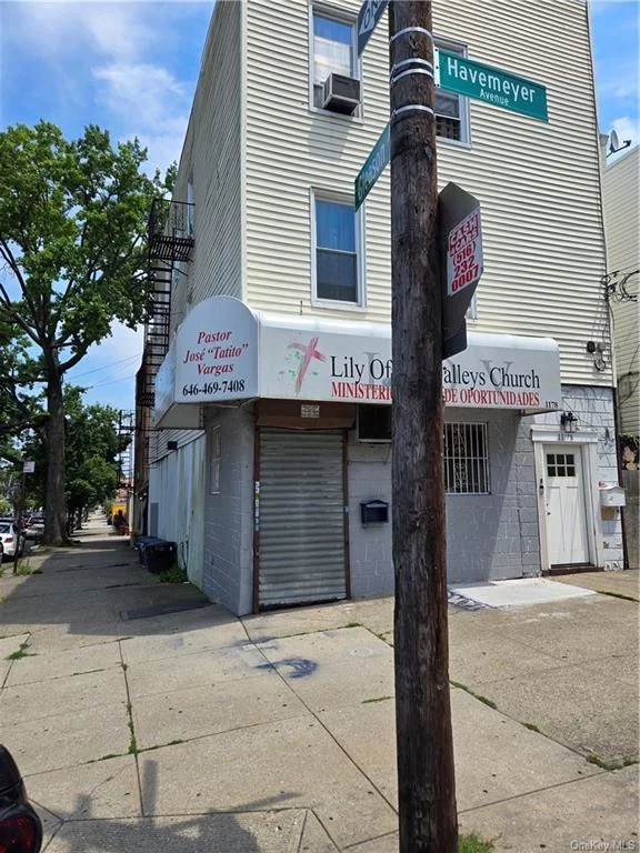 1000 square feet of blank canvas. Owner has updated electric and powder room, with small office in back of the store. Previous tenant was Church but perfect for office, smoke shop, retail. Location is just blocks from Cross Bronx Expressway North exit.