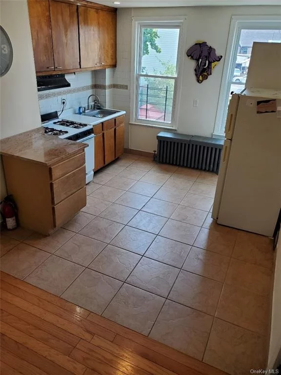 RENOAVTED UNIT, NEW KITCHEN FLOOR INSTALLED, UNIT PAINTED