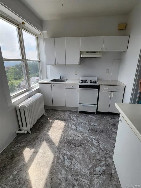 Just listed! Cozy 1-bedroom apartment for rent in Yonkers with stunning views of NYC and the Palisades. This freshly painted unit with new floors, updated kitchen and bathroom are ready for you to move in. Enjoy the prime location that&rsquo;s close to everything you need. Tenant pays gas and electric utilities.