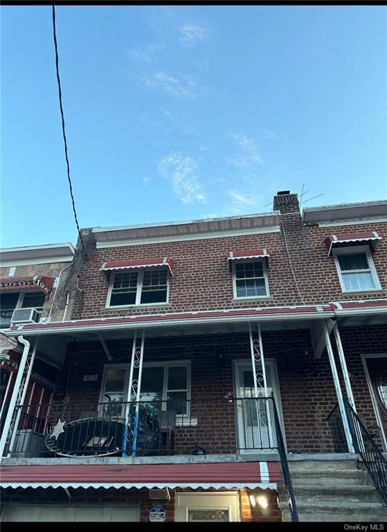 This Duplex located in the northeast Bronx. It has Generously sized bedrooms all on the second floor of the unit. The Living area is all organized on the main floor and comes with all utilities. Tenant has Full access to the front and rear deck. Minutes away from Train and is walking distance from buses and parks. Latest pics are of sanded down floors. Work still in progress