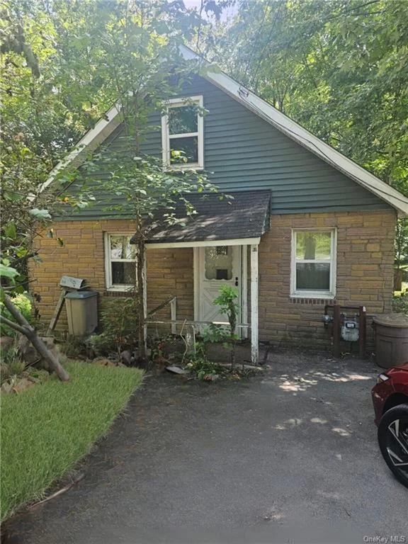 Investor Special!! CASH DEAL!!!!! This 2-bedroom, 1-bathroom home is a diamond in the rough, perfect for investors looking to add to their portfolio. With its prime location in Middletown, this property offers endless potential for renovation. MUST sign a hold harmless agreement before showings will be approved. Thanks,