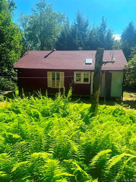 Very charming 2-bedroom seasonal cottage; see agents remarks