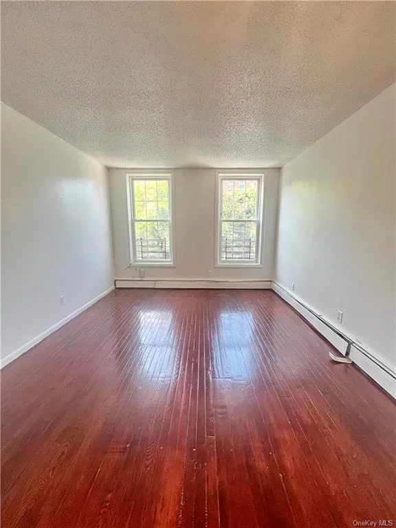 Discover comfort and convenience in this inviting 3-bedroom apartment located in a vibrant neighborhood. Featuring ample natural light, modern amenities, and a fully equipped kitchen, this residence offers ideal living spaces for families or professionals. Enjoy easy access to local shops, parks, and transportation, making it a perfect choice for those seeking a balanced urban lifestyle.