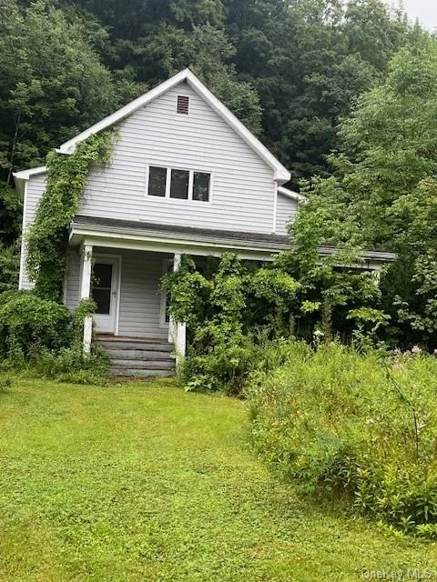 Handyman Special 3 bedroom 1 & 1/2 bath home just outside Roscoe great land and location. The house is in bad condition. Cash Only-