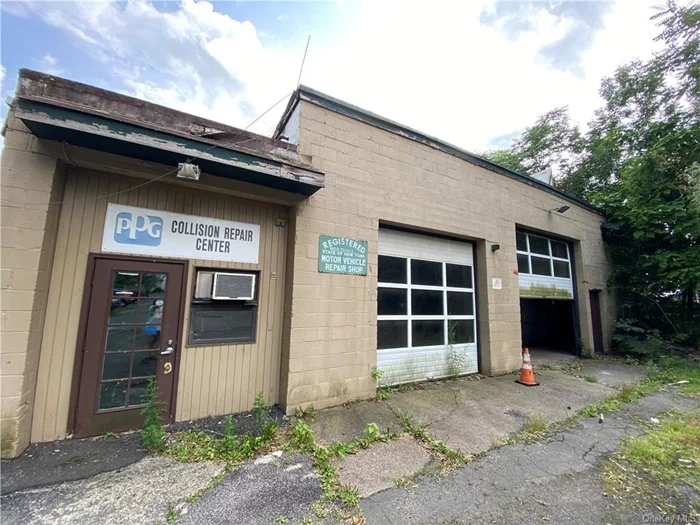 Multiple possible uses: business, food services, mixed, office, retail, light industrial 8 parking spaces Prior tenant did autobody work Landlord will consider renting part of the whole 5800sf if tenant doesn&rsquo;t need all 5800sf