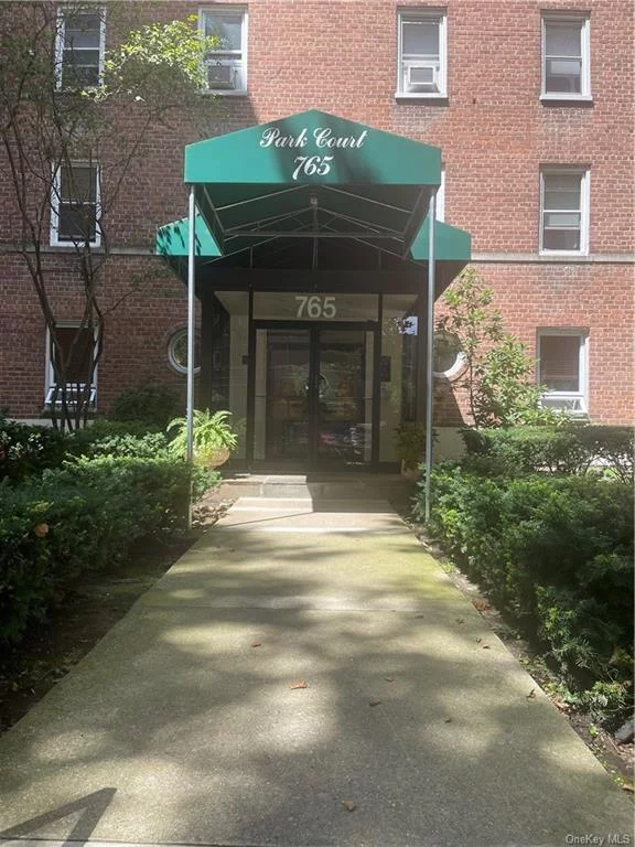 Spacious 2 bedroom Co-Op located in sought after Bronxville. Well maintained building. Easy access to train and major highways. Tree lined street to enjoy. Plenty of businesses locally to spend quality time enjoying.