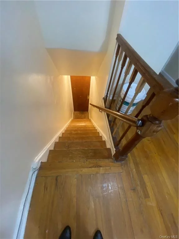 Hugh 4 bedrooms apartment located on the second Floor in a good neighbor hood close to # 2 train