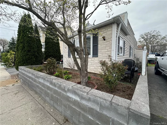 Single Family Ranch in Mamaroneck School District on a huge level 50x103 lot (1 to 4 family Zone R-4F). This home is fully fenced! Living room, dining room, kitchen, bathroom, 2 large bedrooms and an additional room for office (currently being used as a bedroom). Wood burning stove as additional heat source. Large unfinished basement with laundry and utilities. Parking for 6+ cars! Large shed for work or storage! In very close proximity to the Metro-North, schools, shopping and much more!