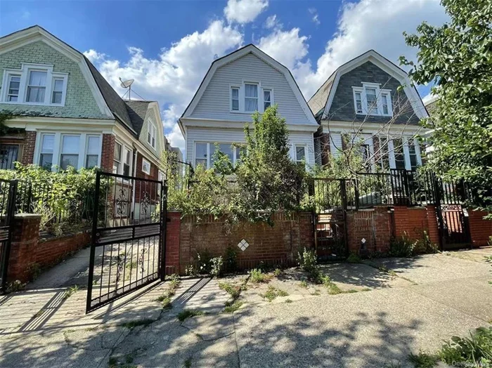 Detached 1 Family Home w. R5 Zoning which can be Converted to Multi-Family House. Boasts Updated Kitchen & Bathroom Hardwood Floor. The Finished Basement Has a Separate Entrance. Close to Parks, Shops, and Transportation. 8 Mins Walking Distance to Q44 Bus Station Direct to Flushing Main St., 10 Mins Walking Distance to #6 Subway Station Direct to Manhattan. Close to Highway 95 & 278, 15 mins to LaGuardia Airport. Super Convenient!