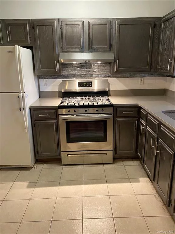 Beautiful, renovated two bedroom apartment on 2nd floor in the heart of Monroe. All amenities are close including schools, parks , shops and transportation. Landlord pays for water , sewer, garbage collection and snow removal . tenant pays electric , heat and hot water. Potential tenant must have POI, excellent credit and good references . Dogs are not allowed (please do not ask ) , cats are ok with pet deposit .