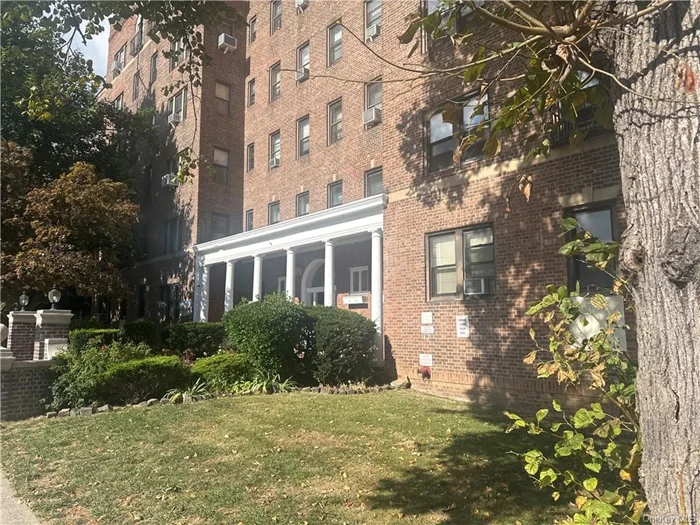 Located in the heart of beautiful New Rochelle, this spacious one-bedroom coop features hardwood floors, stainless steel appliances, and an updated bathroom. Convenient and easy access to transportation. A cozy private area in the rear of the building and the laundry room is located in the basement. A Must-see.