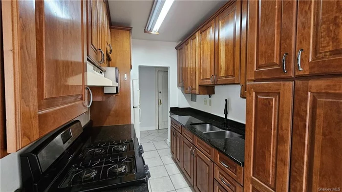 Renovated 1 bedroom unit on an elevator building complex closer to all amenities in downtown White Plains. Walking distance to all public transportation including Metro-North train and buses. Incredible restaurants and other shopping facilities. 2 minutes to Highway 287 and minutes from Bronx River parkway. Unit features hardwood floors, granite countertops, double sink, and ample cabinets in Kitchen with a dedicated space for dining. Must have credit score over 700 and fill out the provided NTN application. NO Parking is provided. Check nearby municipal parking lot for availability.