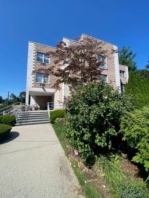 Beautiful bright L-shaped alcove studio at well maintained elevator building Barrymore Condominium in Mamaroneck, Rye Neck schools. Cozy Kitchen with dishwasher, fridge, stove and abundant cabinet space. Juliette balcony with French doors. Ample closet space. Renovated common laundry on first floor, on-site parking. Easy walk to train, bus, restaurants, shopping, night life, Mamaroneck Harbor, beach, marina, tennis and downtown Mamaroneck.