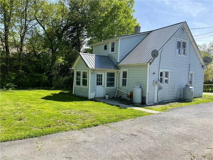 Beautiful and spacious rental with great shared yard. Great location close to all including school. Quiet road. Tenant pays all utilities, application required