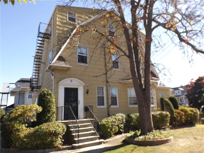 Welcome to this stunning three-bedroom, two-bathroom, first -floor unet.As you step inside, you&rsquo;ll be captivated by the open floor plan and the abundance of natural light streaming through a wall of windows. Hardwood floors throughout. The generously sized bedrooms offer comfort and space.Conveniently located within walking distance to shopping, restaurants, transportation, Metro North (just 35 minutes to Grand Central), entertainment, schools, and everything the best of New Rochelle has to offer.