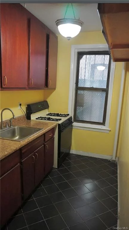 This 1-bedroom, 1-bathroom HDFC co-op offers a chance for affordable homeownership. This is an HDFC building - Income restrictions apply