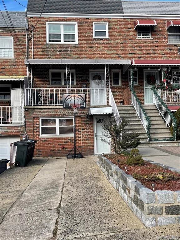 This cozy 1 bedroom, 1 bathroom apartment nestled on the lower level of a private house is situated on a quiet block in the highly sought-after Throggsneck neighborhood. The apartment is located at the end of E. Tremont and boasts plenty of shopping, restaurants and public transportation,