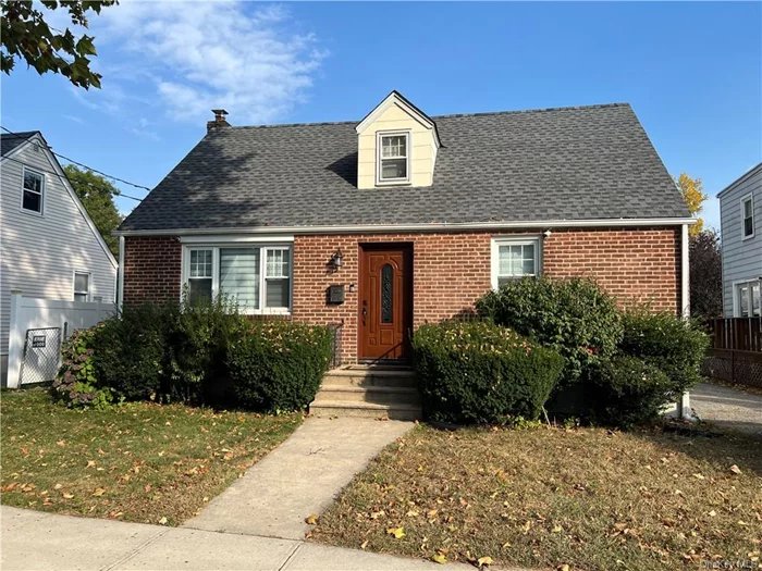 Beautiful single family home in North Yonkers features 3 bedrooms, 2 full bathrooms, a modern kitchen and spacious living room. Finished hardwood floors throughout. Tons of closets. Full finished basement with separate entrance. Large back yard with patio. 1 car garage and driveway parking. Walk to all shops and transportation.