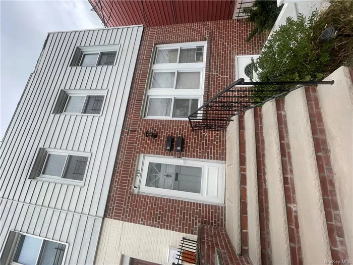 Beautiful unit in the heart of Throgs Neck. This 3 bedroom 1 bath unit has an amazing kitchen with incredible cabinet space. This unit is freshly painted and bright and open. Don&rsquo;t miss out on this opportunity Accepting all programs.