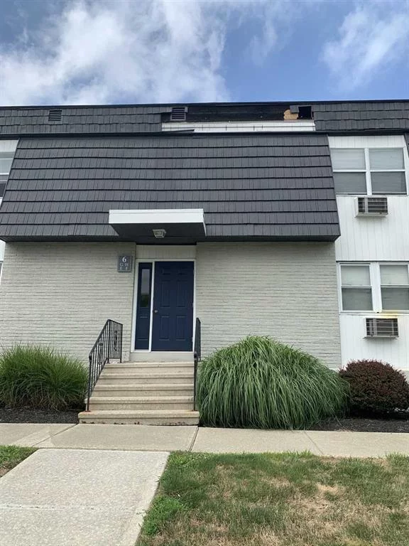 SHORT SALE/AS IS - CASH ONLY. COMPLETE RENO REQUIRED.GREAT INVESTOR OPPORTUNITY.ALL OFFERS SUBJECT TO LENDER APPROVAL. OA 7/22, FOUNDATION:Block, ExteriorFeatures:Outside Lighting, Unfinished Square Feet:800, ROOF:Asphalt Shingles, AMENITIES:Pool