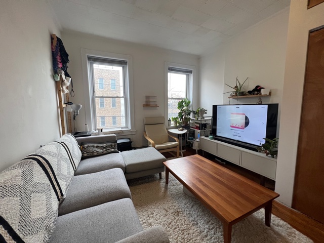Centrally located 1 bedroom apartment in the heart of Hoboken. Close to bus, path train, restaurants and shops! Available for a 2/1 move in. Broker fee is 1 month. 