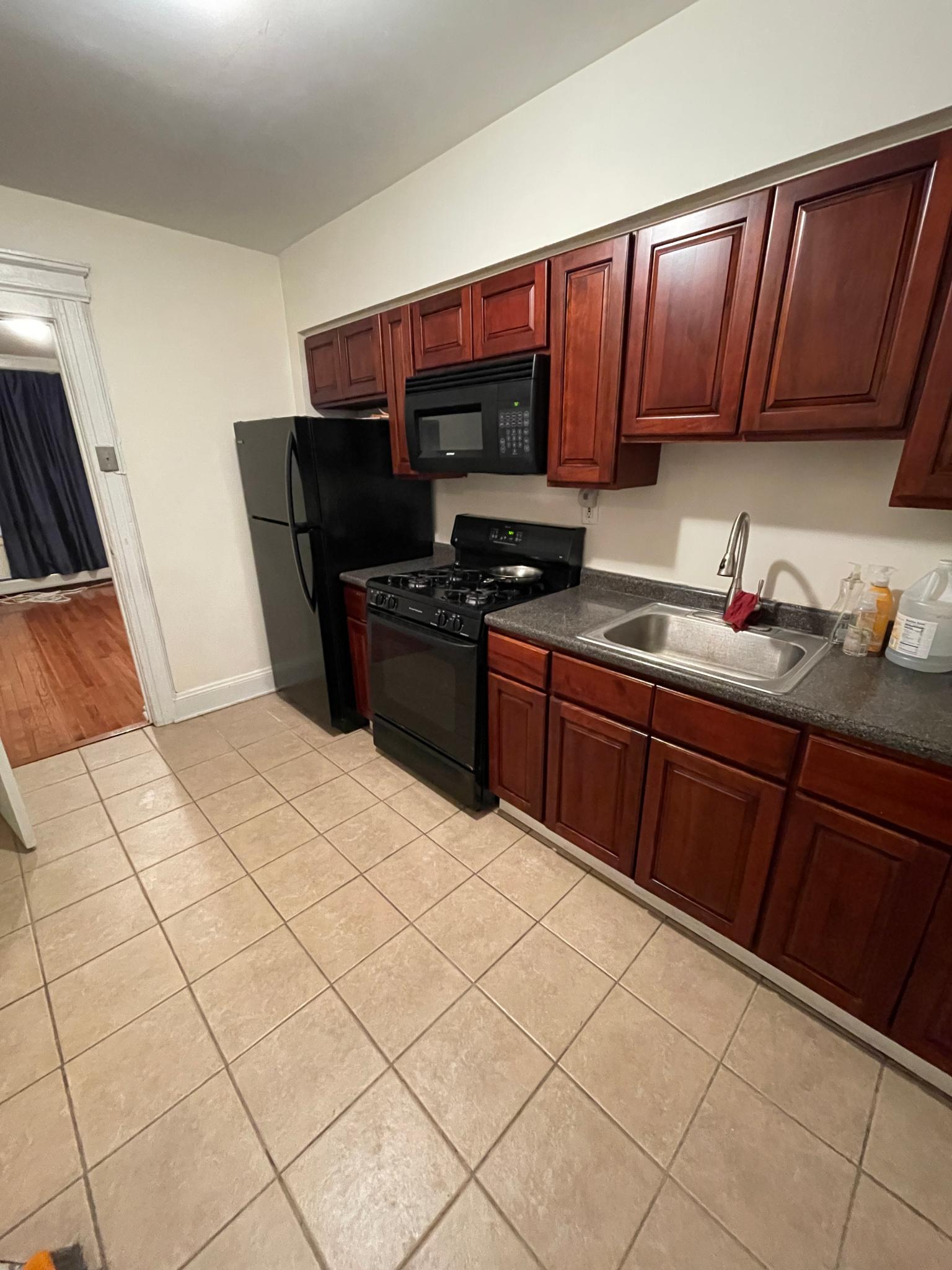 One bed one bath in a great location in Union City. Property features nice hardwood floors, well kept appliances, nice boxy layout and a huge walk in closet. Unit is on a raised 1st floor in the back of the building (not off the street). Sorry no pets. Broker fee of 1 month paid by tenant. Available 4/1.