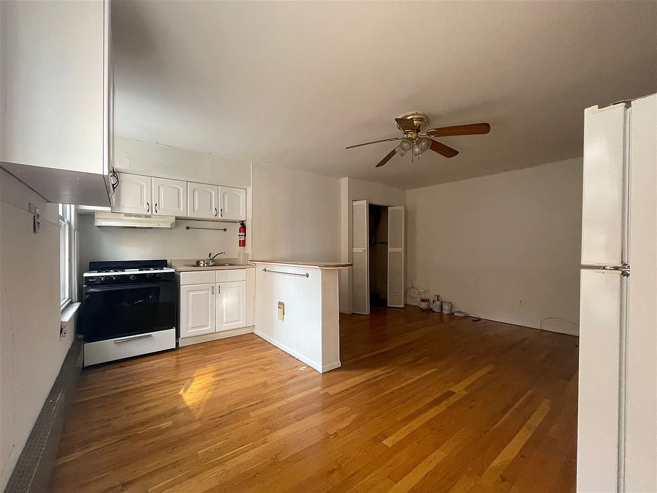 Bright 3 bedroom 1 bath apartment located on 3rd and Bloomfield. Close to path, parks, buses. One block away from Washington St. Apartment features newly renovated hallway and staircase, refinished hardwood floors and great location! Laundromat 1 block away. Available June 1st. One month broker fee. 