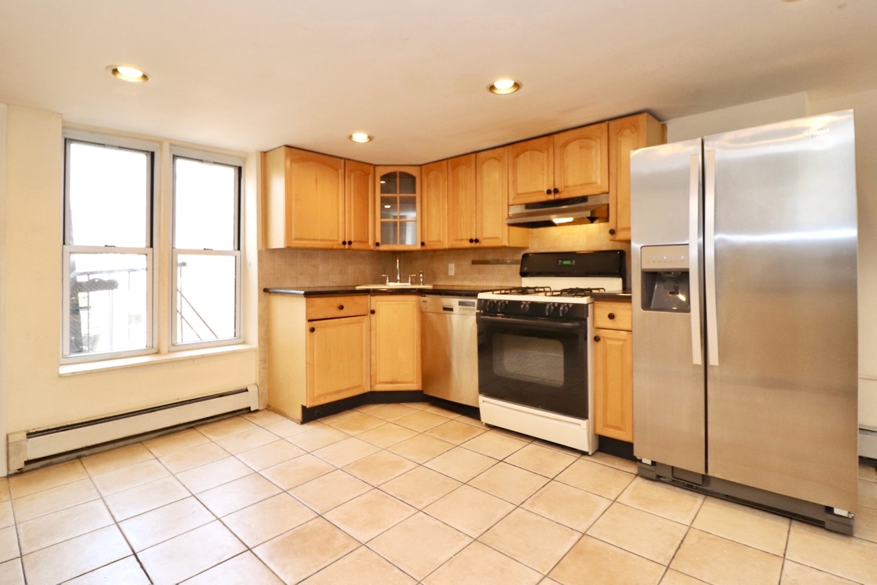 Great location, just 4 blocks from the Grove St. PATH station, this 3 bedroom features a large living room and kitchen, skylight, ceiling fans, dishwasher, heat included. Grocery store located right on the corner of the block!! (3rd & Jersey). Ask to see the virtual tour!