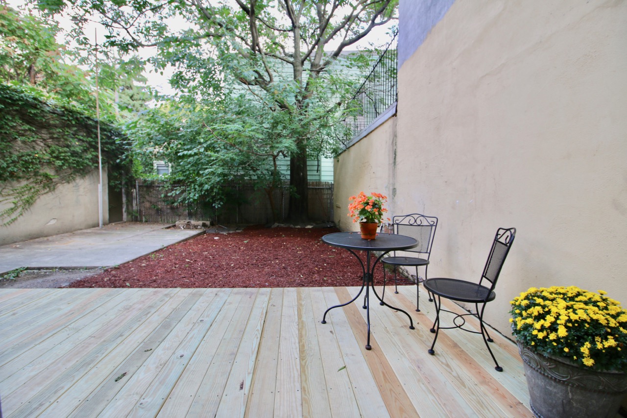 Great location right off the corner of Congress St and Palisade Ave, this recently renovated two bedroom apartment has a private backyard, in-unit washer/dryer, newer floors, and a beautiful newer kitchen with granite countertops, under cabinet lighting, dishwasher, and built in microwave. Available June 1st! Ask to see the virtual tour!