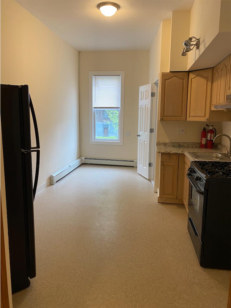 Fabulous railroad style oversized one bedroom unit with a bonus room – This bright unit has an updated bathroom, laundry in the building and a shared backyard! Pets are ok with landlord approval. Steps from places to eat, light rail service and shopping. One month security.