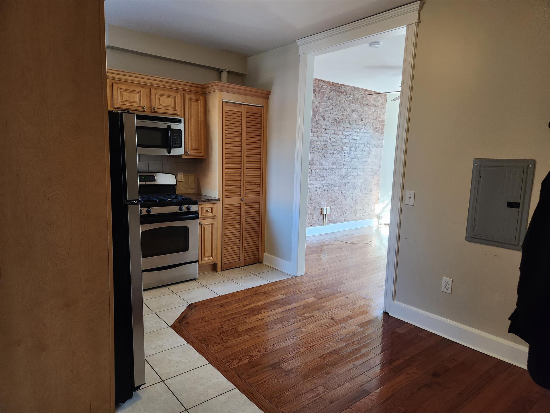 In the heart of Hoboken we offer you a bright and airy 2 bedroom unit with exposed brick and eat in kitchen. Near transportation, shopping and dining. 