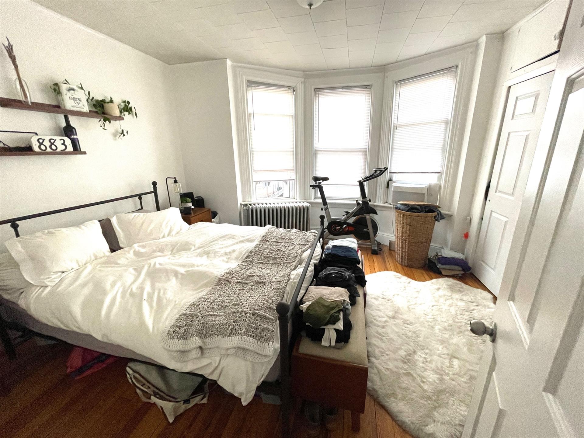Centrally located 1 bed 1 bath in Hoboken NJ!  This apartment features hardwood floors, stainless steel appliances and an eat-in kitchen! Heat and hot water included. No pets allowed. One month broker fee. Available 2/1/23.
