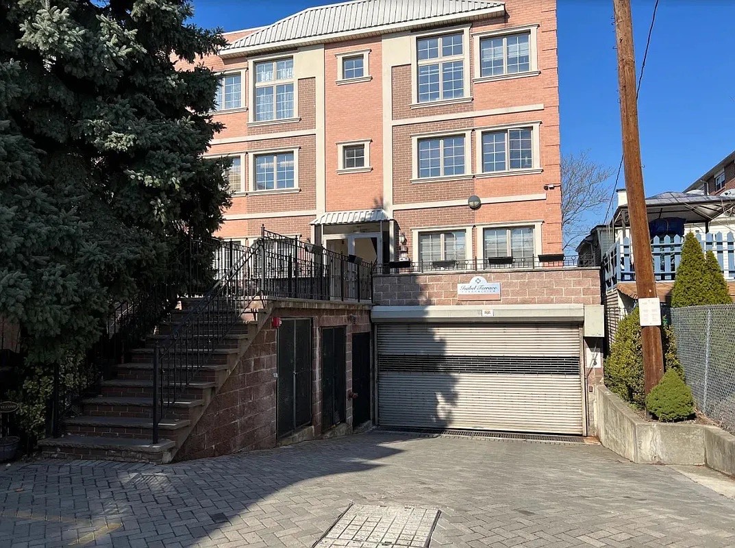This amazing opportunity is knocking on your door and  you won’t want to miss out!  Spacious 1-bedroom condo unit with high ceilings and granite countertops. In a great location near shopping, local parks, and NYC transportation.  One indoor parking is included! 