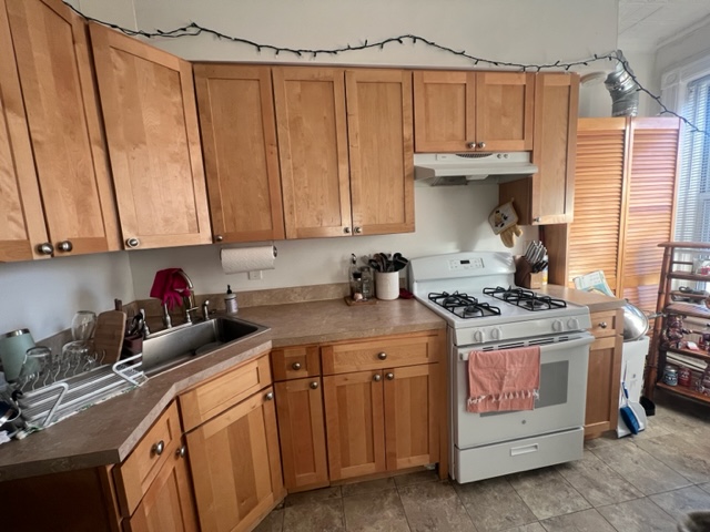 Well maintained, Centrally located 1 bedroom apartment in the heart of Hoboken! Close to bus, path train, restaurants and shops! Available for a 4/1 move in. One month broker fee. Pets OK with landlord approval and pet fee.