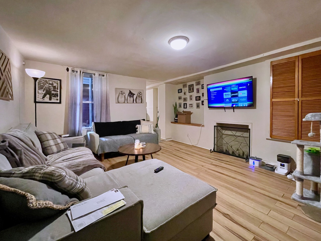 Very spacious 1 bd/ 1 ba in an AMAZING location near bus and Light Rail transportation! Same block as park with beautiful NYC views! Access to backyard! 