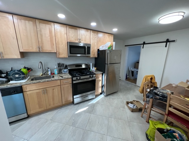 Spacious 1 bedroom + den layout in the heights! You don't want to miss this opportunity. Unit features hardwood floors, & stainless steel appliances! High ceilings, lots of natural light, eat-in kitchen with SS appliances, pet friendly. private backyard and deck. Close to shops & restaurants. One month broker fee. Available 4/1/23. Photos of similar layout.