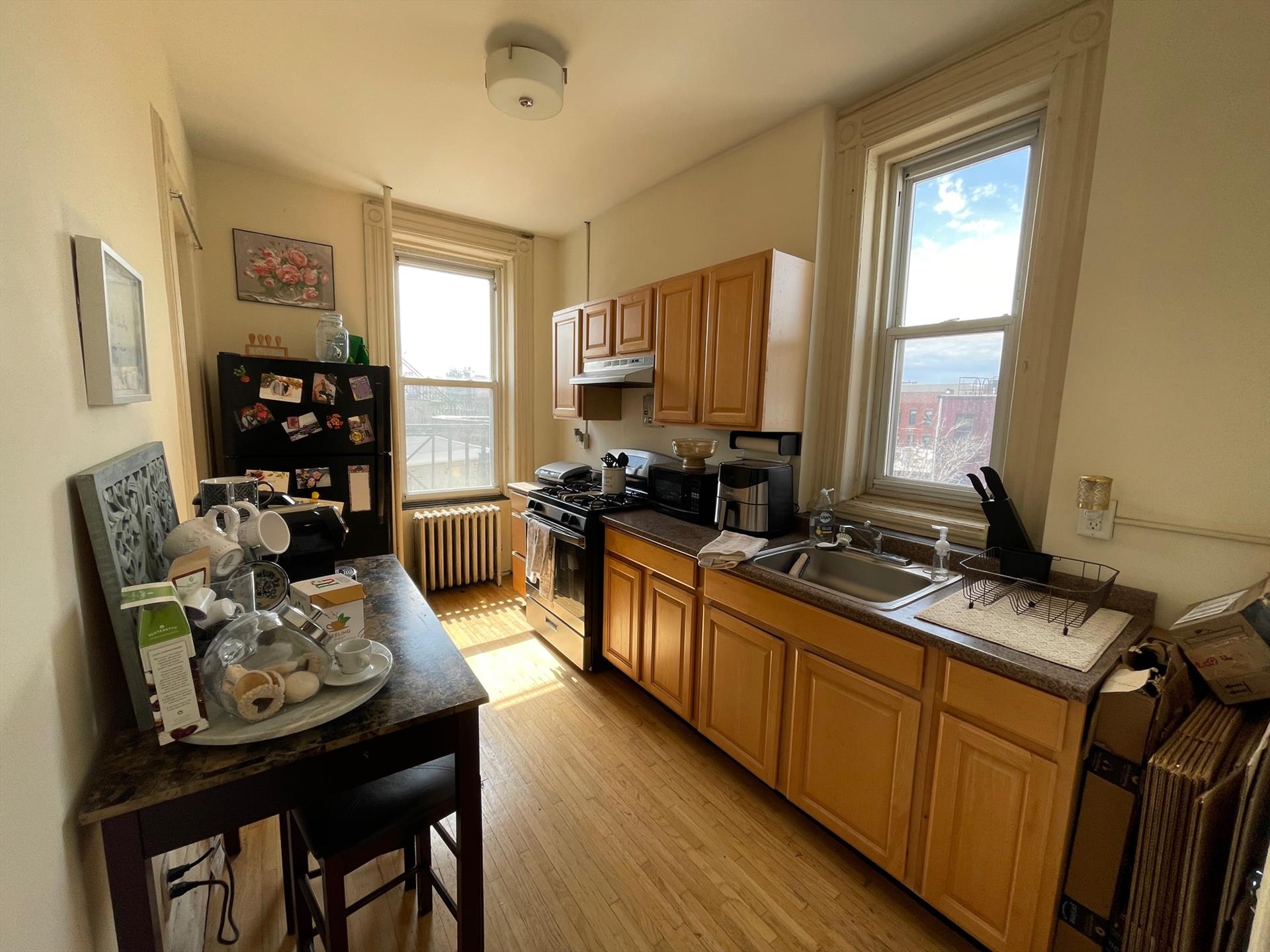 Amazing 1200 sq foot 1-2 bedroom apartment. This home features tons of natural light, endless amounts of closet space and a great layout. Could be used as a one bedroom or a two bedroom with installation of a door. Total of 5 rooms! Available June 1st.