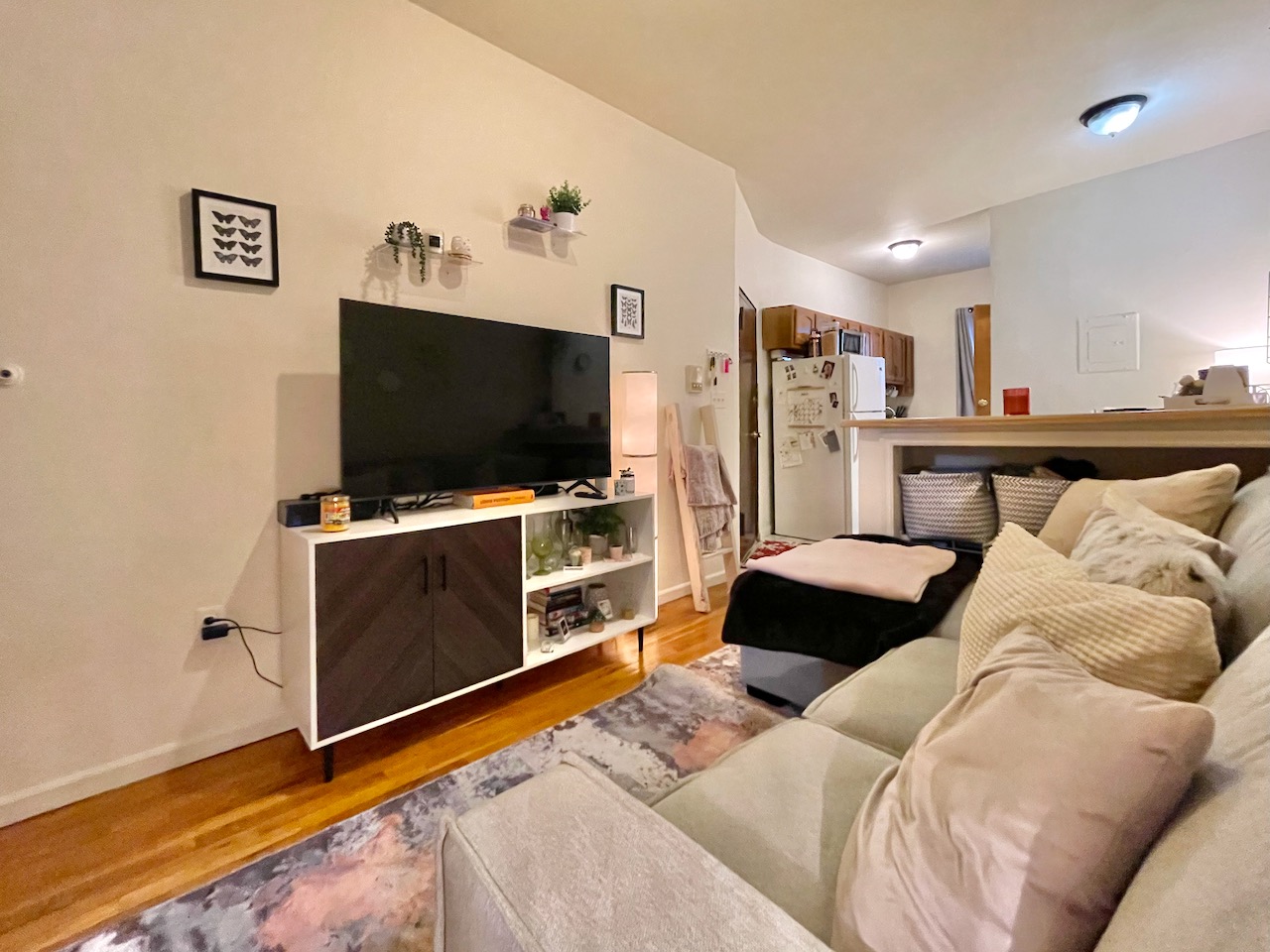 This one bedroom apartment features an eat-in kitchen with breakfast bar, an oversized bedroom, and hardwood floors throughout. Located in a great Midtown Hoboken location, allowing for easy transportation for commuters who can also enjoy close proximity to great restaurants, shopping, and parks. Available May 15th.