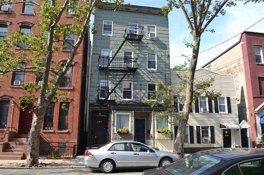 Studio apartment with Eat in Kitchen and in-unit washer/dryer! Near both Hamilton Park and the Grove St Path station. This is a great apartment for a quick and easy commute to Manhattan, as well as the restaurants and bars along the Newark Ave pedestrian walkway. Available for May 15th. One month security deposit!