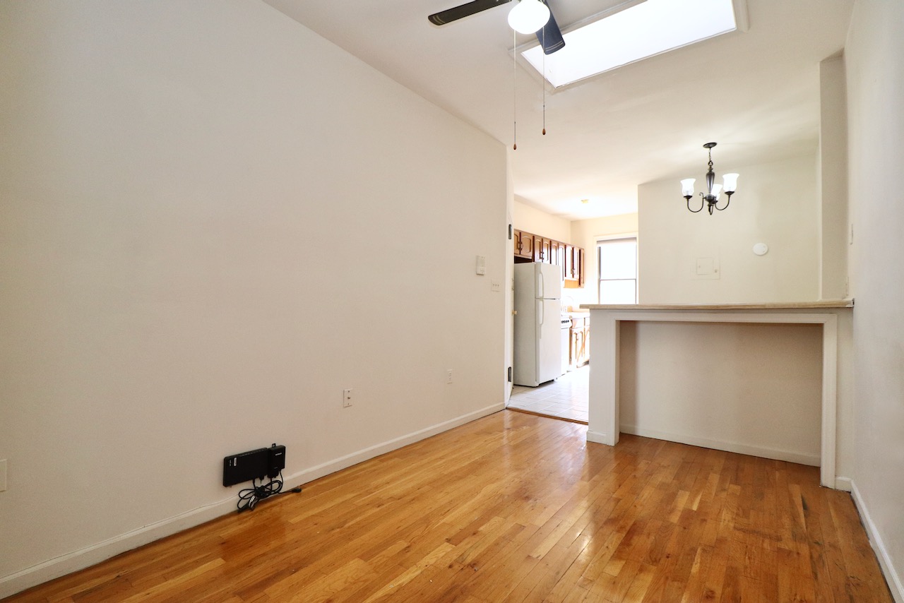 This one bedroom apartment features an eat-in kitchen with breakfast bar, an oversized bedroom, and hardwood floors throughout. Located in a great Midtown Hoboken location, allowing for easy transportation for commuters who can also enjoy close proximity to great restaurants, shopping, and parks.